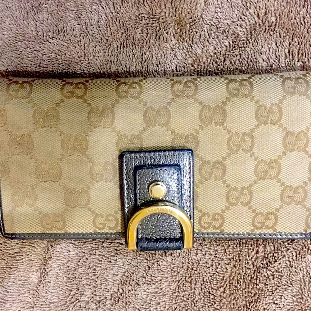 Gucci Monogram Abbey Wallet